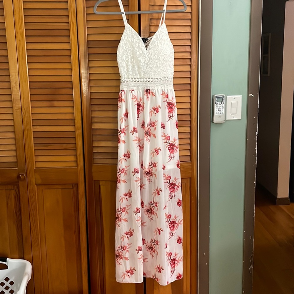 Lightweight maxi dress white with flowers and sheer back